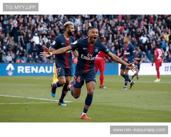 巴黎圣日耳曼边路连击打开防守缺口